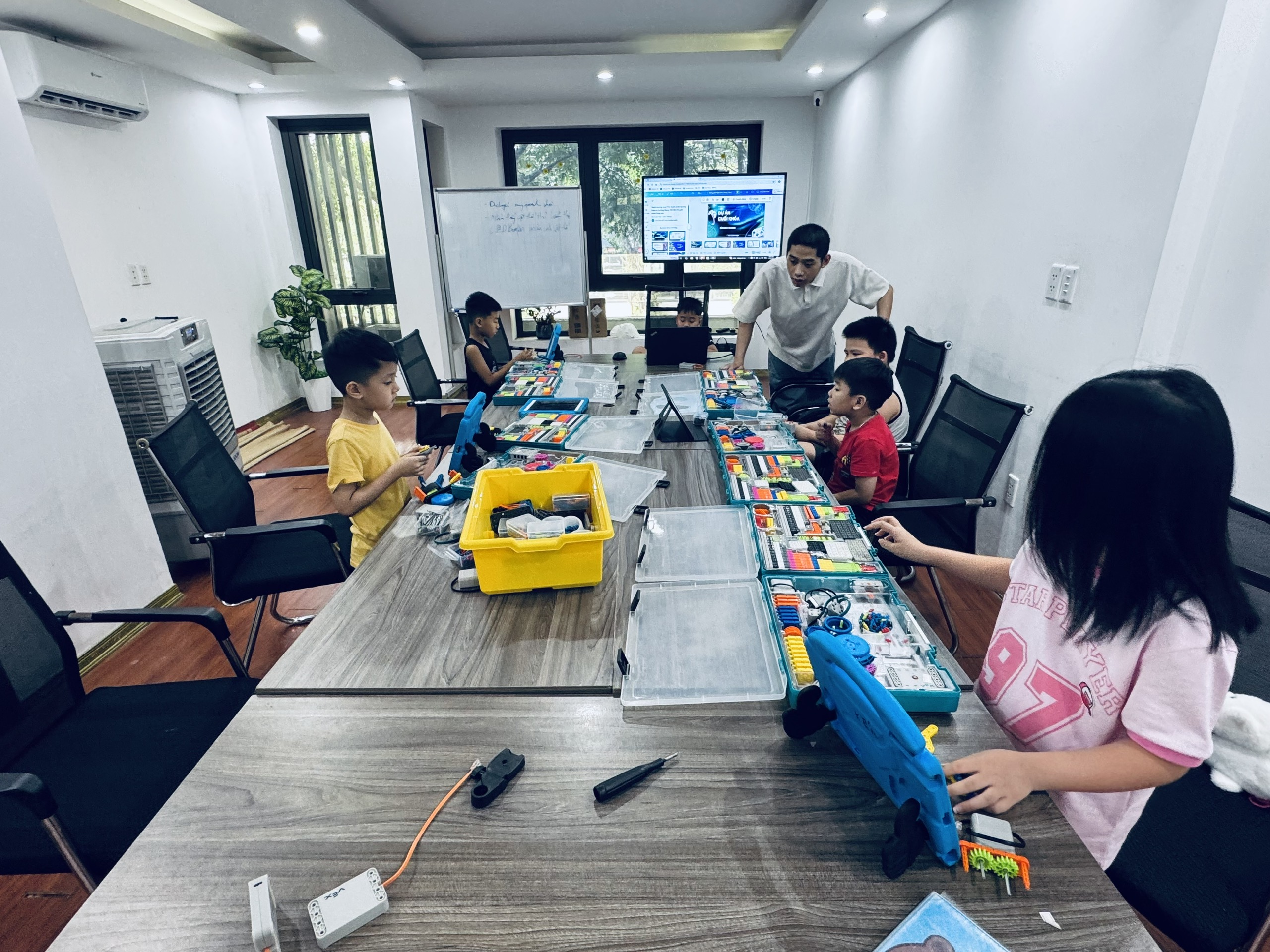 TRƯỜNG HỌC CÔNG NGHỆ VÀ SÁNG TẠO EVO